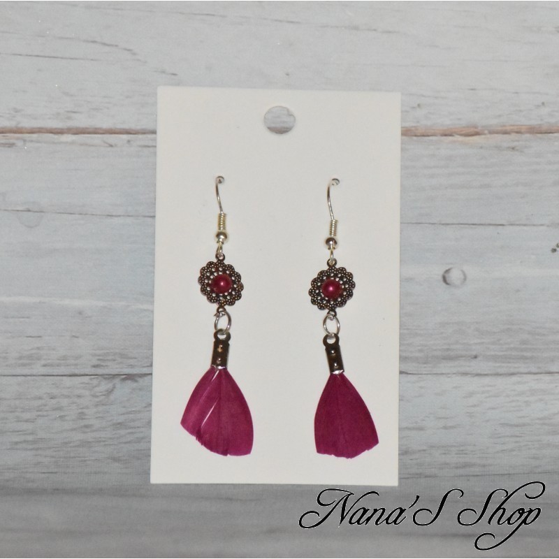 Boucles d'oreilles filigrane et plume, modèle Mini, coloris pourpre. Boucles d'oreilles filigrane et plume, modèle Mini, coloris pourpre.