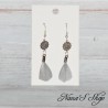 Boucles d'oreilles filigrane et plume, modèle Mini, coloris gris.