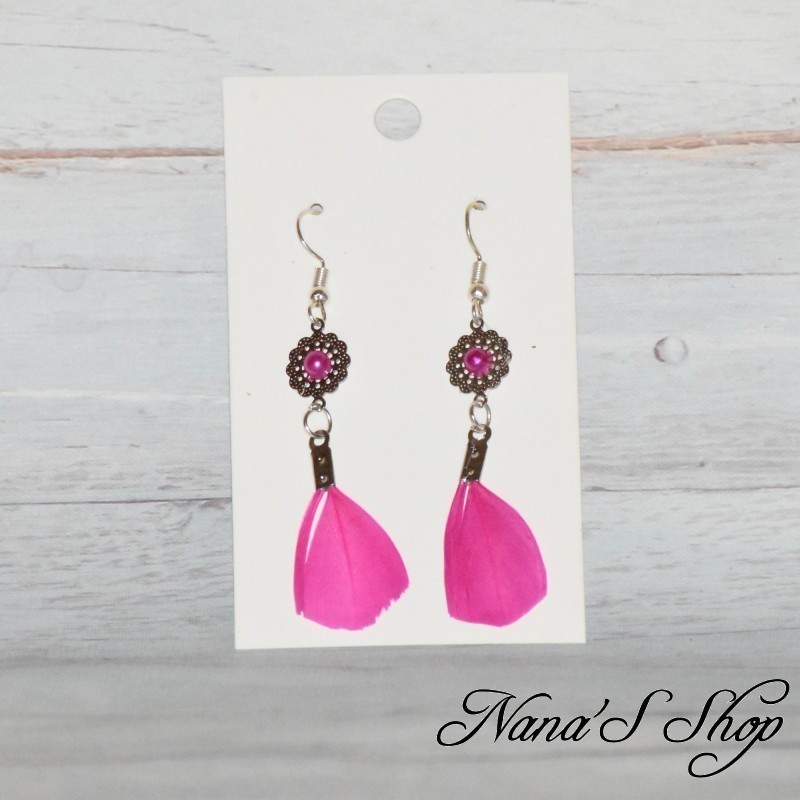 Boucles d'oreilles filigrane et plume, modèle Mini, coloris rose fuchsia. Boucles d'oreilles filigrane et plume, modèle Mini, coloris rose fuchsia.