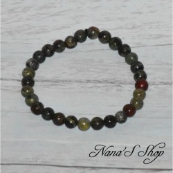 Bracelet en pierre Jaspe Sang de Dragon dans les tons vert avec des taches rouge et noire.