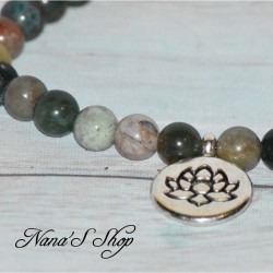 Bracelet élastique en perles de pierre de Agate Indienne dans les tons vert, marron blanc, pendentif fleur de lotus, détail.
