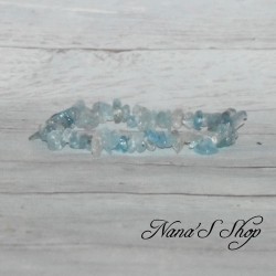 Bracelet élastique en pierre Aigue-marine, perles irrégulière de forme chips, dans des nuances de bleu ciel et transparent.