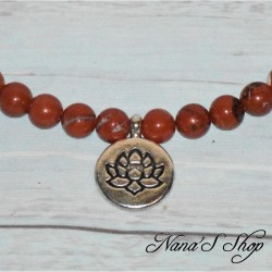 Bracelet élastique en perles naturelle de Jaspe rouge et pendentif médaillon Fleur de Lotus, détail.