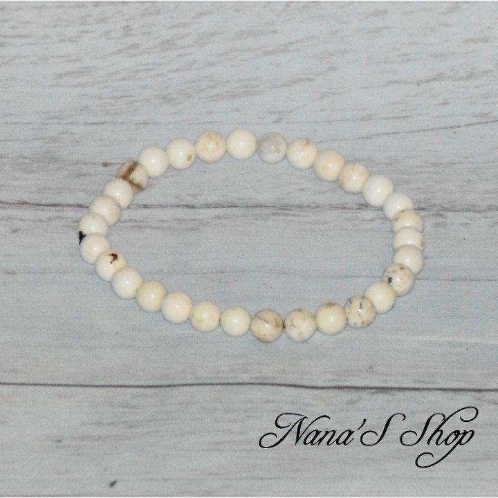 Bracelet perles ronde, en Magnésite, nuances de blanc et quelques nuance de noir et marron.