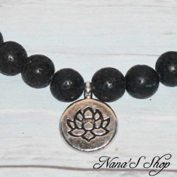 Bracelet élastique en perles de lave noire ronde non teinté et pendentif médaillon Fleur de Lotus, détail.