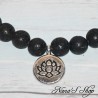 Bracelet élastique en perles de lave noire ronde non teinté et pendentif médaillon Fleur de Lotus, détail.
