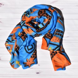 Grand foulard rectangle Modèle Savana, de la marque Desigual, couleurs Bleu et orange imprimé ethnique, motif girafes.