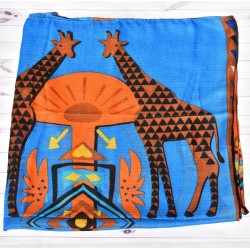 Grand foulard rectangle Modèle Savana, de la marque Desigual, couleurs Bleu et orange imprimé ethnique, motif girafes, détail.