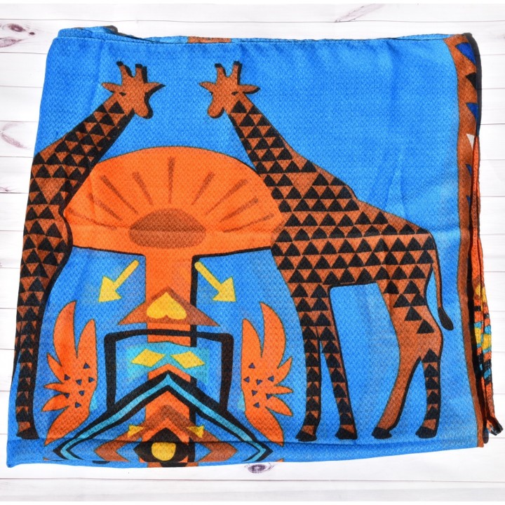 Grand foulard rectangle Modèle Savana, de la marque Desigual, couleurs Bleu et orange imprimé ethnique, motif girafes, détail.