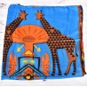 Grand foulard rectangle Modèle Savana, de la marque Desigual, couleurs Bleu et orange imprimé ethnique, motif girafes, détail.