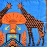 Grand foulard rectangle Modèle Savana, de la marque Desigual, couleurs Bleu et orange imprimé ethnique, motif girafes, détail.