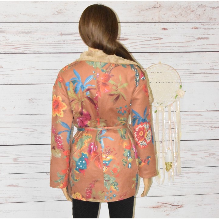 Veste en suédine et intérieur en fausse fourrure, motifs fleuries et printaniers, de la marque 101 idées, coloris marron