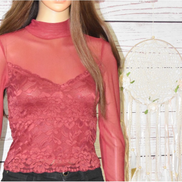 Top en dentelle et mousseline, manches longues, de la marque Amisu, col montant, coloris rhubarbe, détail.