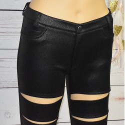 Pantalon slim coloris noir uni, à fentes sur les cuisses, de la marque Italienne Almagores, détail.