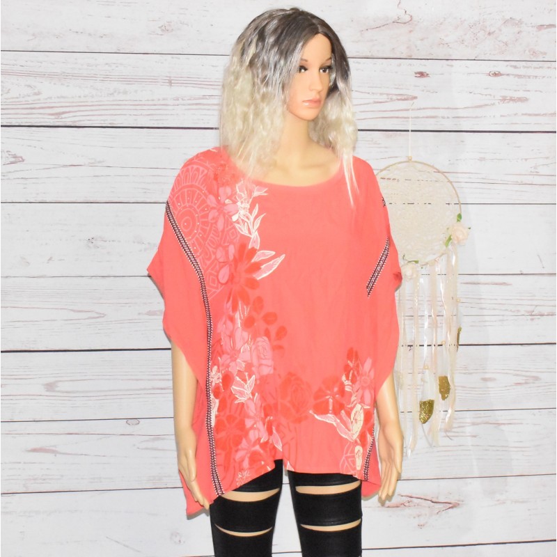 Blouse poncho oversize, modèle Donna, Desigual, coloris corail. Blouse poncho oversize, modèle Donna, Desigual, coloris corail.