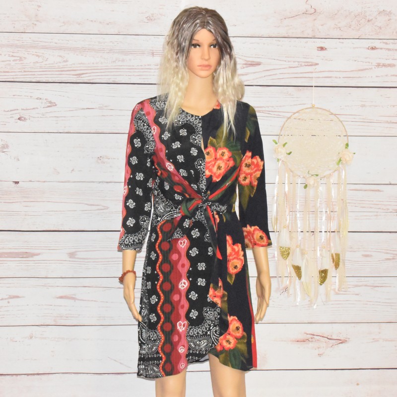 Robe courte style boho, manches 3/4, modèle Dana de la marque Desigual, imprimé floral.