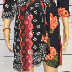 Robe courte style boho, manches 3/4, modèle Dana de la marque Desigual, imprimé floral, détail.