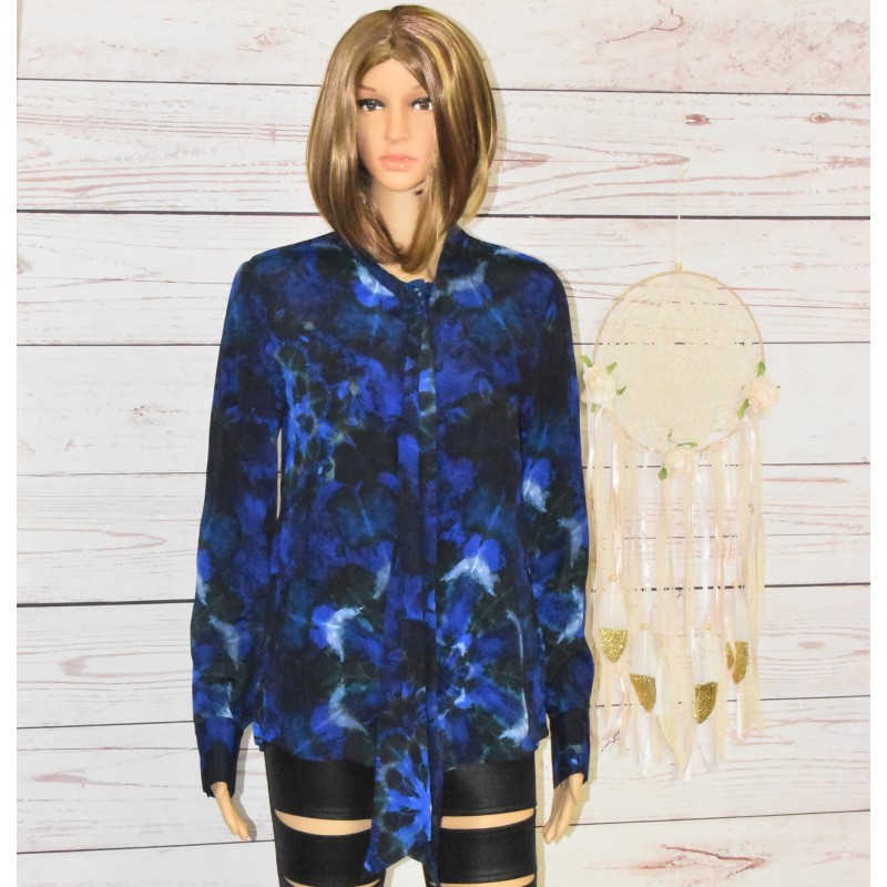 Blouse chemisier à rosace, style Tie and Die, Kency, Desigual, dans les tons bleus.