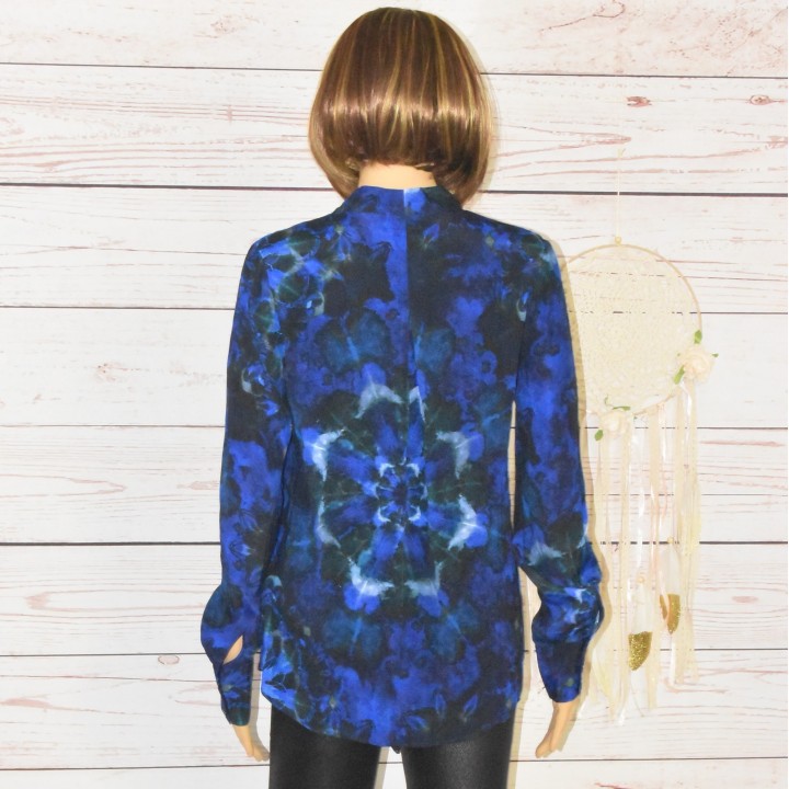 Blouse chemisier à rosace, style Tie and Die, Kency, Desigual, dans les tons bleus, dos.
