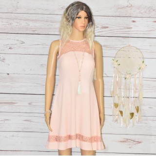 Robe courte évasé, taille marqué et sans manches, couleur rose pâle de la marque Alice & Charlotte Paris.