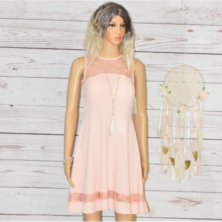 Robe courte évasé, taille marqué et sans manches, couleur rose pâle de la marque Alice & Charlotte Paris.