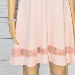 Robe courte évasé, taille marqué et sans manches, couleur rose pâle de la marque Alice & Charlotte Paris, détail.