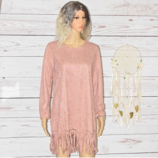 Robe en suédine à franges, ornée de perles argenté, coloris vieux rose, de la marque BESH, de style Bohème.