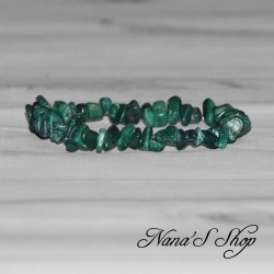 Bracelet en pierre de Malachite, perles de forme chips., nuances de verts.