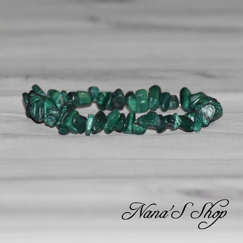 Bracelet en pierre de Malachite, perles de forme chips., nuances de verts.