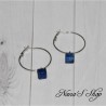 Boucles d'oreilles créoles argenté et pendentifs en pierre de Lapis Lazuli, dans des nuances de bleu foncé.