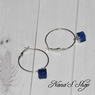 Boucles d'oreilles créoles argenté et pendentifs en pierre de Lapis Lazuli, dans des nuances de bleu foncé.