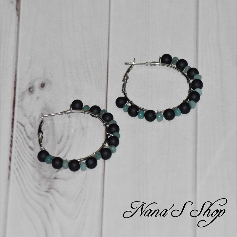 Boucles d'oreilles créoles fantaisie, argenté et perles colorée rondes et à facettes, noir et vert menthe. Boucles d'oreilles créoles fantaisie, argenté et perles colorée rondes et à facettes, noir et vert menthe.