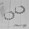 Boucles d'oreilles créoles fantaisie, argenté et perles colorée rondes et à facettes, blanc et gris.