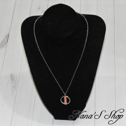 Collier fantaisie, pendentif rond en métal argenté et perles Polaris orange corail à reflets.