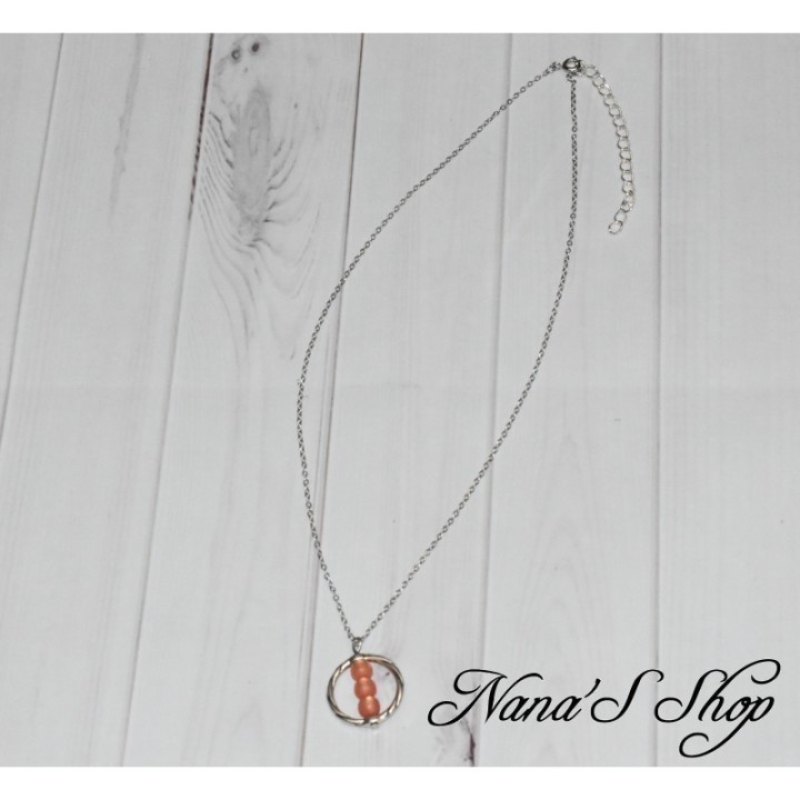 Collier fantaisie, pendentif rond en métal argenté et perles Polaris orange corail à reflets.