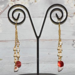 Longues Boucles d'oreilles de style Bohème, chainettes dorées, pendentif Coquillage et nacre, modèle rouge.