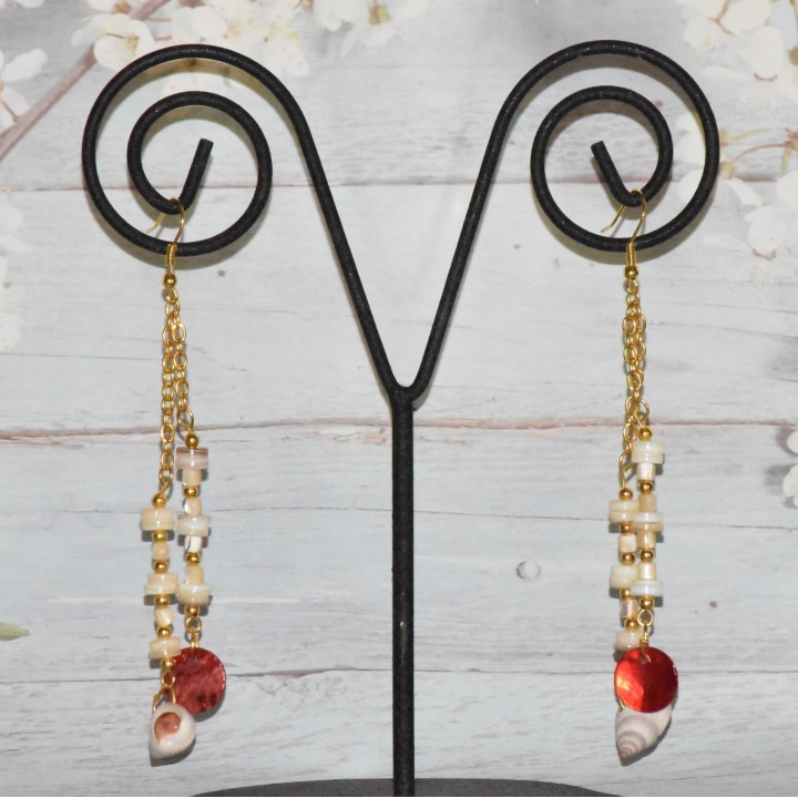 Longues Boucles d'oreilles de style Bohème, chainettes dorées, pendentif Coquillage et nacre, modèle rouge.