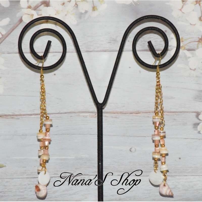 Longues Boucles d'oreilles de style Bohème, chainettes dorées, pendentif Coquillage et nacre, modèle blanc. Longues Boucles d'oreilles de style Bohème, chainettes dorées, pendentif Coquillage et nacre, modèle blanc.