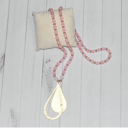 Sautoir en perles de verre, rose, jeu de pendentif en forme de goutte en métal doré, de la marque Nina Kaufmann.