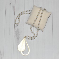 Sautoir en perles de verre, blanc, jeu de pendentif en forme de goutte en métal doré, de la marque Nina Kaufmann.