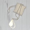 Sautoir en perles de verre, blanc, jeu de pendentif en forme de goutte en métal doré, de la marque Nina Kaufmann.