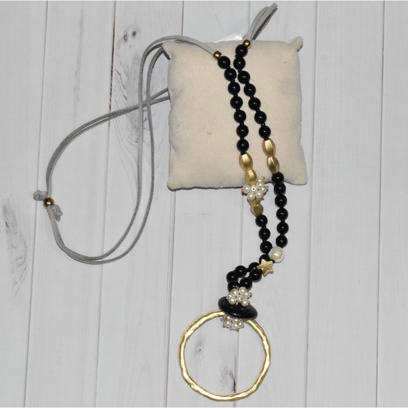 Sautoir en perles fantaisie noires et pendentif grand cercle en métal doré, de la marque Nina Kaufmann.