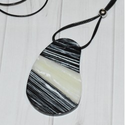 Sautoir minimaliste avec cordon noir, pendentif en nacre, blanc et noir, de la marque Nina kaufmann, détail.