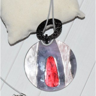 Sautoir cordon, pendentif rond fantaisie en nacre, multicolore, de la marque Nina Kaufmann, détail.