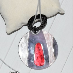 Sautoir cordon, pendentif rond fantaisie en nacre, multicolore, de la marque Nina Kaufmann, détail.
