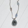 Sautoir fantaisie, perles à facettes, de la marque Nina Kaufmann, de coloris gris, détail.