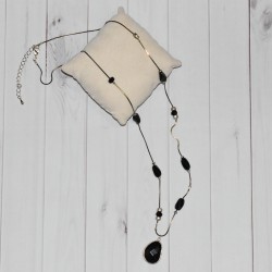 Sautoir fantaisie, perles à facettes, de la marque Nina Kaufmann, de coloris noir, détail.