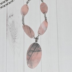 Collier fantaisie, Chaine et perles, Nina Kaufmann, coloris rose et gris, détail.