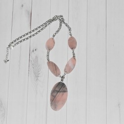 Collier fantaisie, Chaine et perles, Nina Kaufmann, coloris rose et gris.