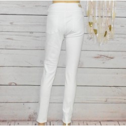 Pantalon slim en Jeans, modèle Shadow, de la marque Nina Kaufmann, style simple et  coloris uni blanc, dos.